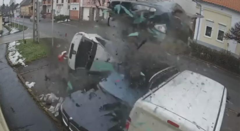 Belecsapódott egy parkoló autóba, majd átrepült két másikat – akciófilmeket idéző baleset Gyöngyösön