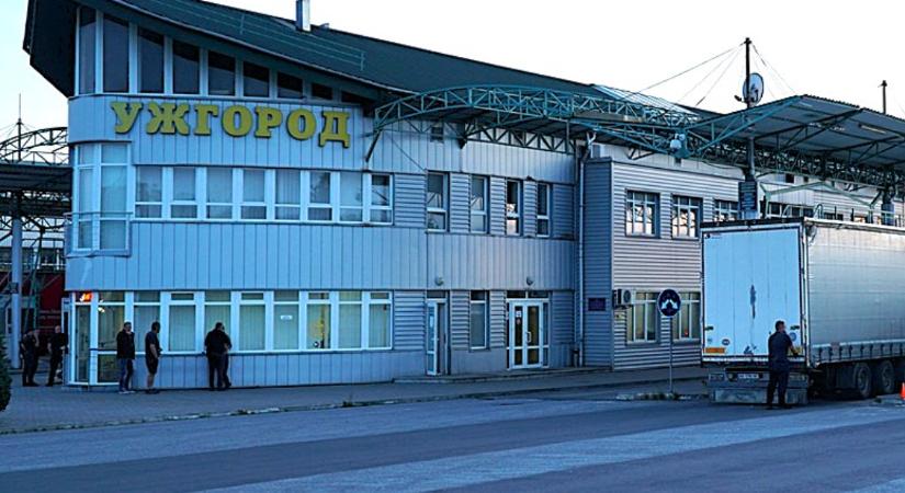 Szlovákiába menekült egy buszsofőr Kárpátaljáról – utasait a járműben hagyta