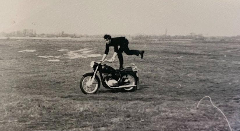 Lenyűgöző felvétel a múltból: így akrobatikázott egyik olvasónk a Pannónia motorján – fotók