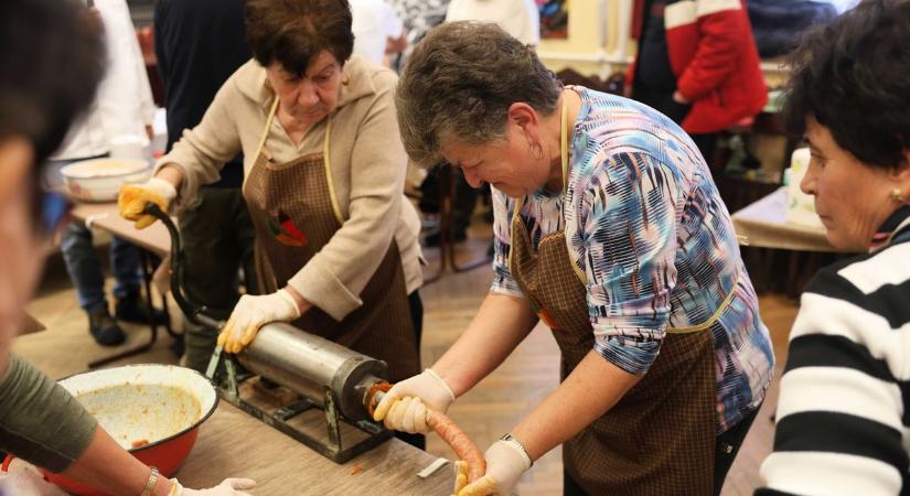 Ahány ház, annyi kolbász - Mátraballán mindenki a sajátjára esküszik  fotók