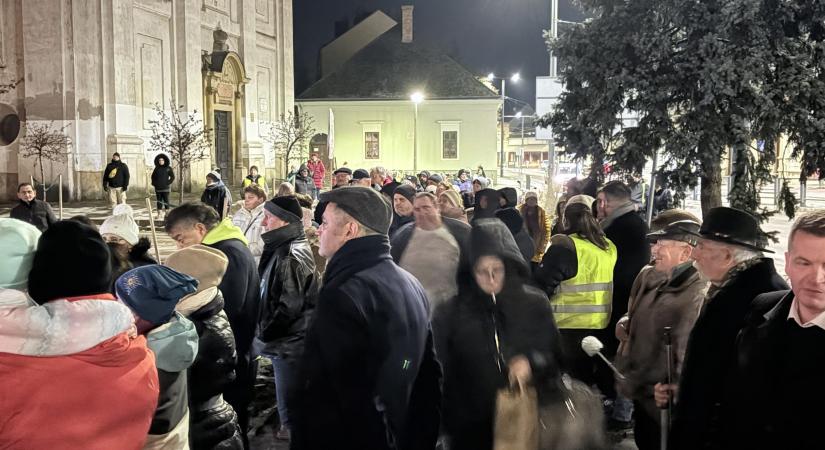 „Nem hagyjuk, hogy bárkit megalázzanak” – tüntettek a cigányság mellett