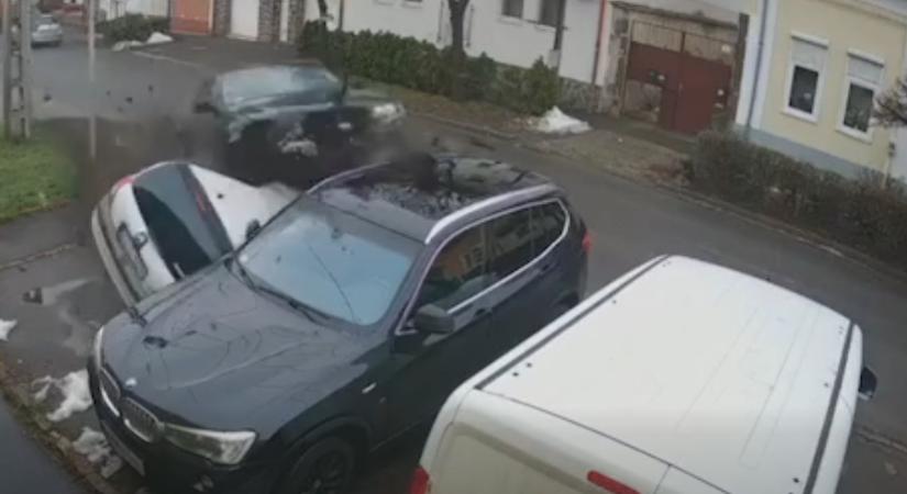 Elszállt egy autó Gyöngyösön, brutálisat tarolt