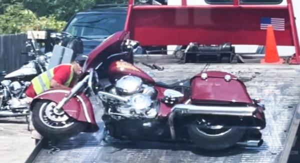 Rossz nézni, ahogy felvonszolják ezt a motort a trélerre