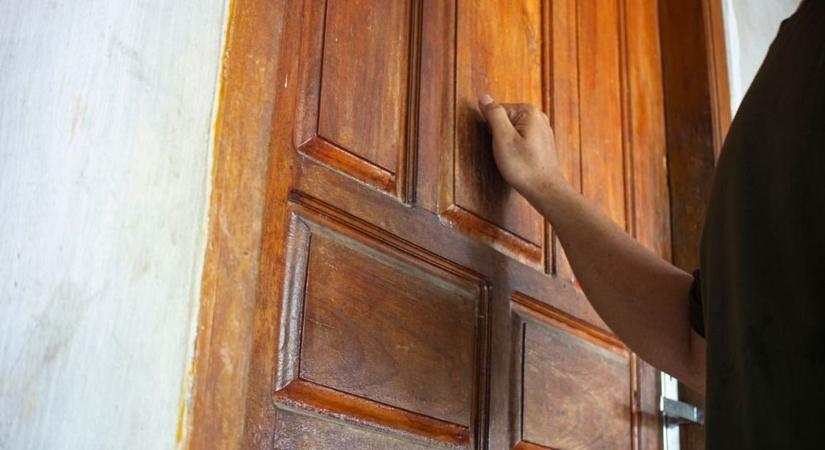 Senki ne dőljön be! Ismeretlen házalók új trükkel próbáltak bejutni idősekhez