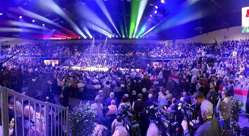 Teltház a kaposvári háborúellenes gyűlésen is