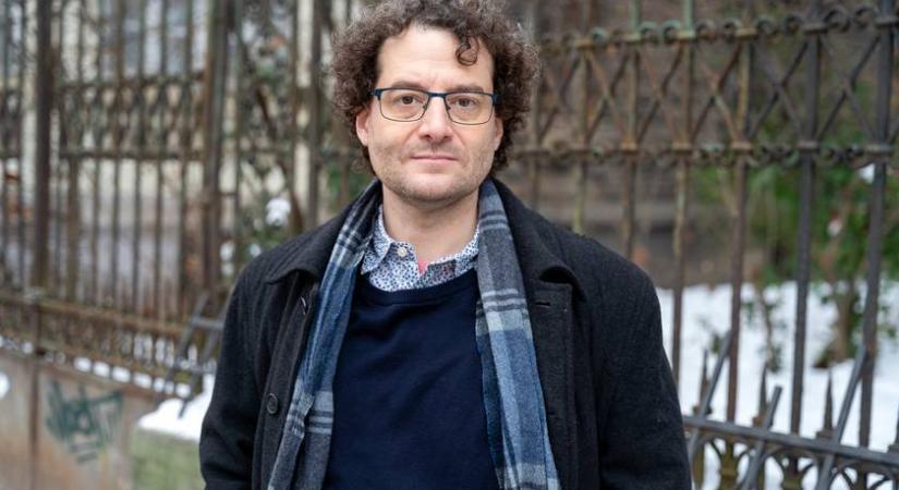 A nyelvész elárulja, miért szorongsz te is a helyesírásod miatt – interjú Mártonfi Attilával