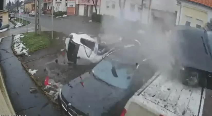 Őrült sebességgel rohant a parkoló autókba egy kocsi, aztán átrepült felettük
