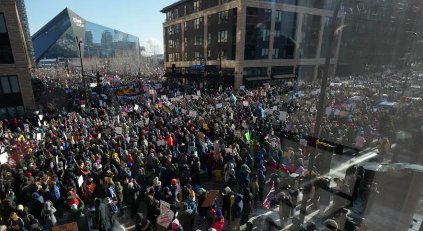 Több ezren tüntetnek és több száz vállalkozás zár be az ICE jelenléte ellen tiltakozva Minnesotában