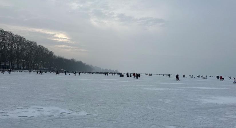 Életveszélyes helyzet a Balatonon: percek alatt szakadt be a jég több ember alatt is