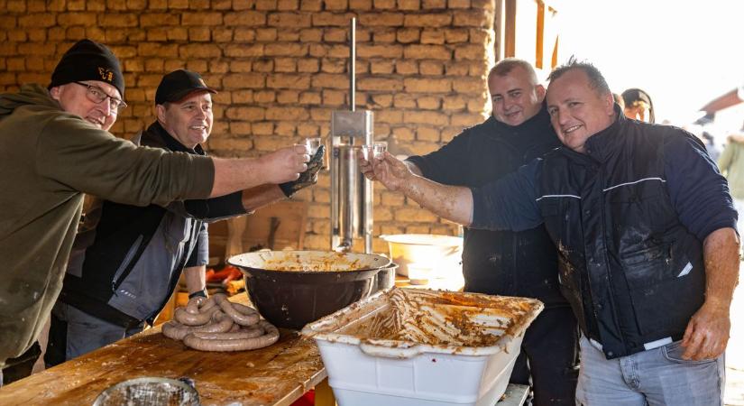 Hagyományőrző disznóvágás Környén - idén negyedik alkalommal mulat a közösség