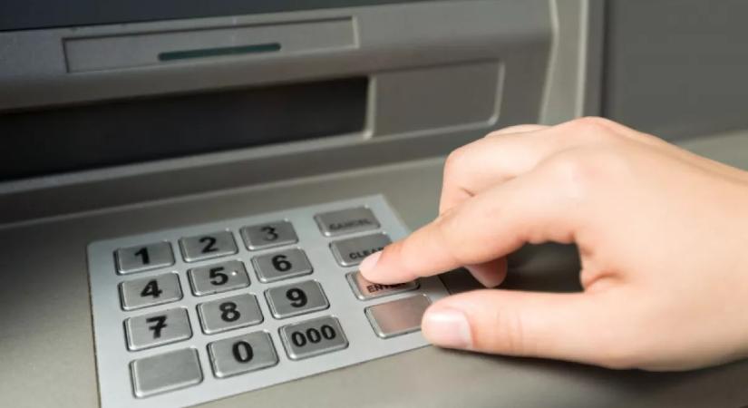 Ha ezt látod az ATM-en, azonnal szakítsd meg a tranzakciót: ellophatják a bankkártyád adatait