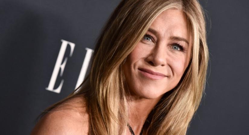 Jennifer Aniston meglepő és gyönyörű színpárosítása: ezt tette a zöld kanapé mellé