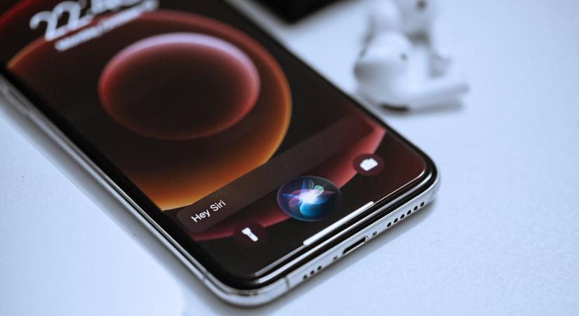 Hé, Siri! De megváltoztál! – Gemini-alapú csetbot lesz az Apple hangasszisztenséből