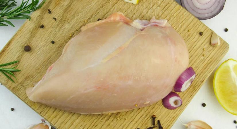 Erre figyeljen vásárláskor! Nem mindegy milyen színe van a csirkehúsnak