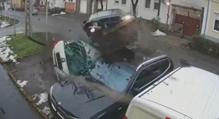 Akciófilmbe illő jelenet Gyöngyösön: parkoló autóknak csapódott egy másik, majd átrepült felettük