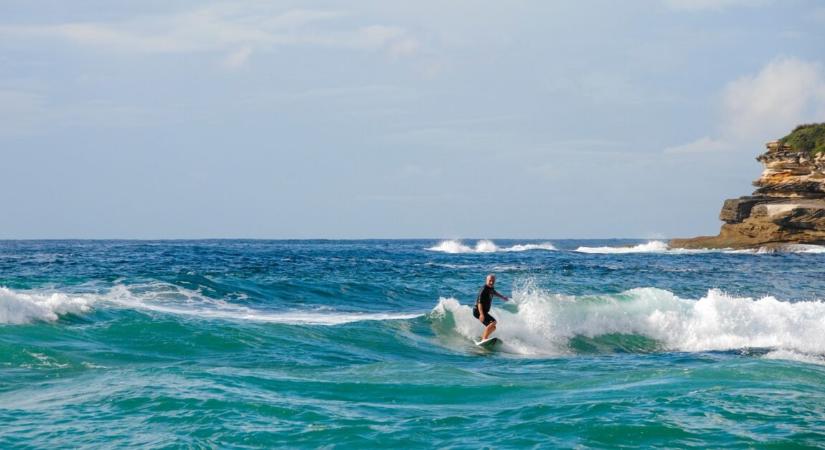 Nagyon súlyos Cápatámadás történt – egy 27 éves szörfös elvesztette a lábát