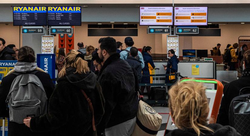 Hihetetlen: repülőtéri terminálba hajtott bele egy sofőr - Videó