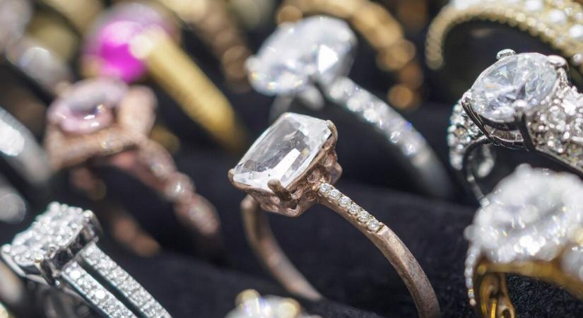 Autóval törték be az ékszerbolt bejáratát – hatalmas értékben raboltak