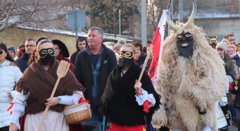 A télnek esélye sem volt: hatalmas zajjal űzték el a telet a mohácsi busók Vásárhelyről