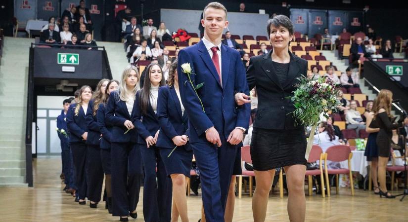 Báli hangulat és palotás: végzős diákok búcsúztak a Herman Ottó iskolától - fotók