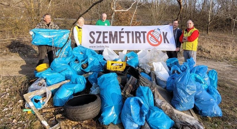 Lecsapnak a szemétirtók: az autósok figyelmét hívják fel a gyorsforgalmi úti akciójukkal