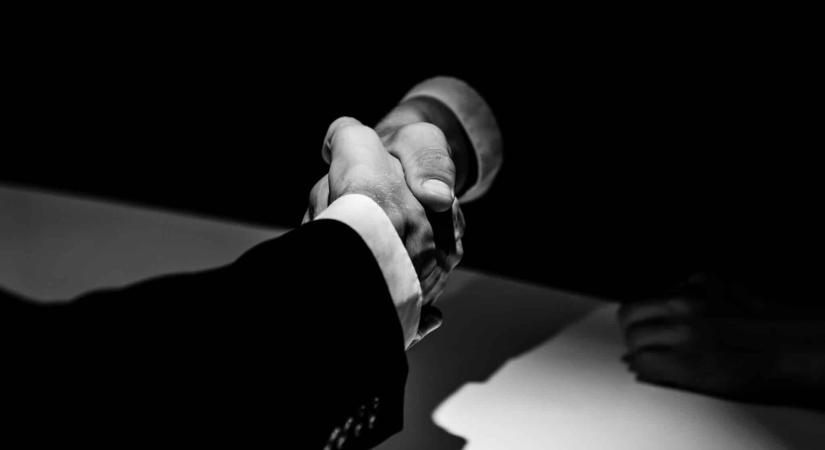 Fű alatti alkuk, közvetett támogatások – így darálják be az alacsonyabb jövedelmű térségeket