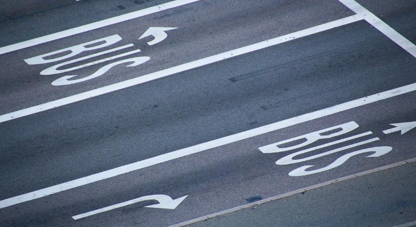 Új közlekedési tábla terjed Európában, kérdés, elér-e Magyarországra