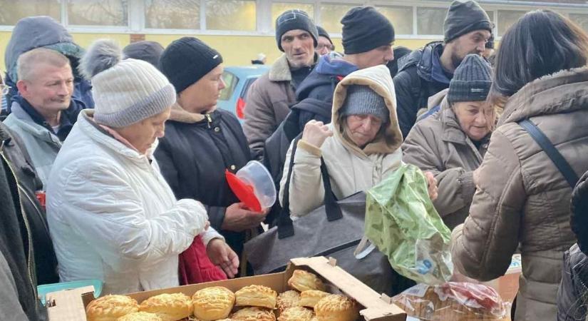 Ételt, ruhát és reményt is osztottak Dunaújvárosban – galériával, videóval