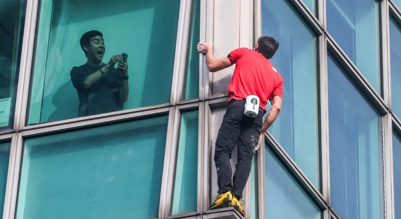 Élőben láthatta mindenki, ahogy az extrém mászó történelmet ír a felhőkarcolón – videó