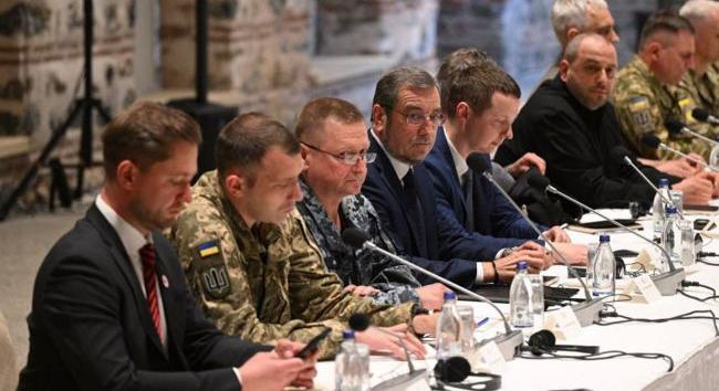 Az ukrán és orosz küldöttségek közötti tárgyalások Abu-Dzabiban az Egyesült Államok jelenléte nélkül is zajlottak – Axios