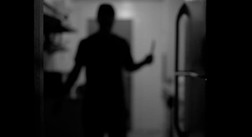 Késsel ment neki húgának az 59 éves nő