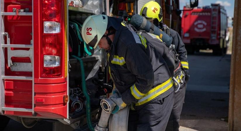 Erősítés a lánglovagoknak: vadonatúj tűzoltóautót kaptak