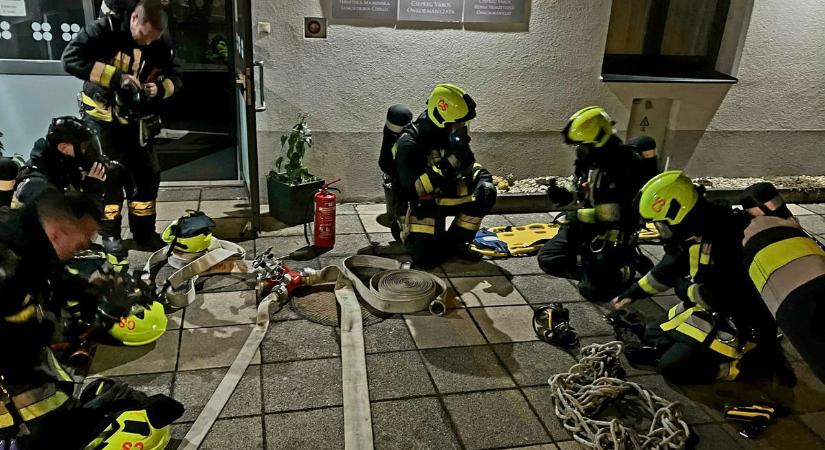 Kiderült, miért vonultak nagy erőkkel késő éjszaka a tűzoltók Csepregen - fotók, videó