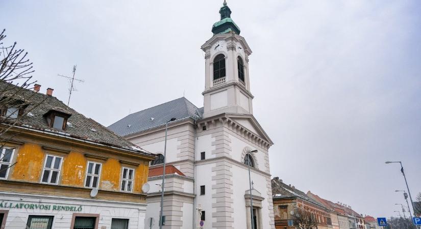 Hitélet Győrben – Az újvárosi Urunk színeváltozása templom