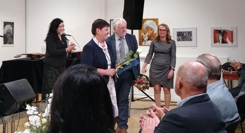 Díszoklevelet kapott a nyugalmazott igazgató
