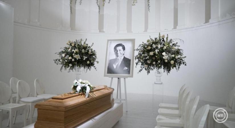 Valentino búcsúztatásán mindenki ott volt, aki a szépségben hisz