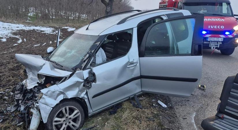 Autóbaleset történt Ógyalla és Szentpéter között, ketten súlyosan megsérültek