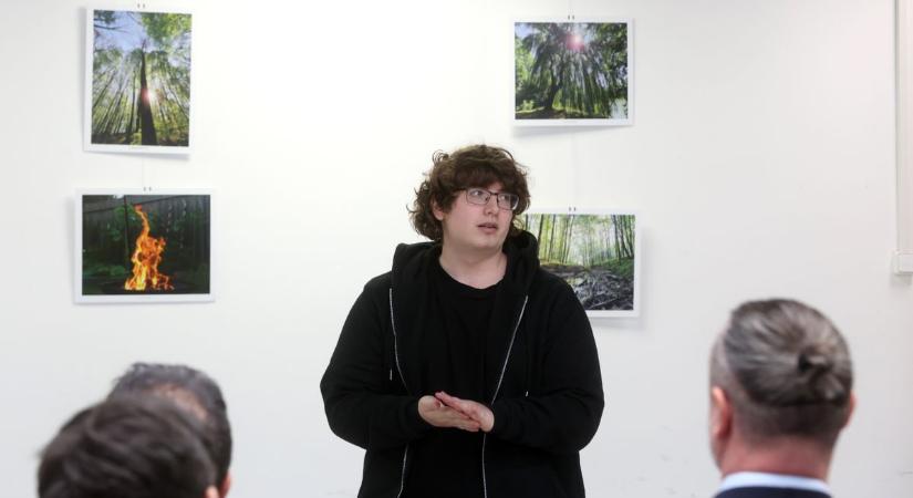 Fénybe írt pillanatok – egy végzős diák kiállítása az Eötvösben