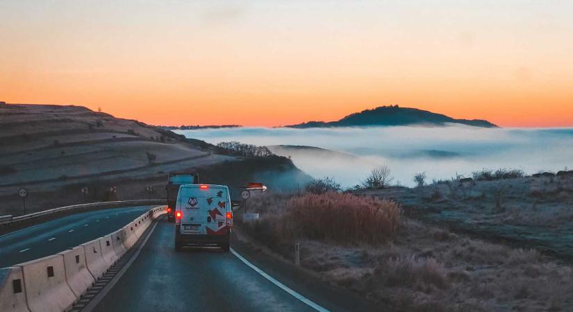 Köd nehezíti a közlekedést 19 megyében – Hargita megyében is vezessenek óvatosan!