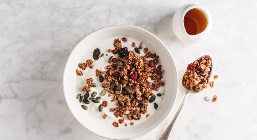 "Diétás" nassolnivalók, amelyek szabotálják a fogyásodat – mit együnk helyettük?