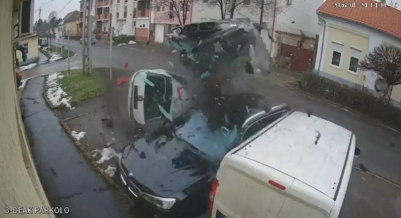 Letarolta Gyöngyösön a parkolóban álló autókat egy személygépkocsi