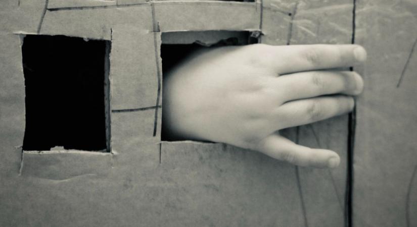 Felvették a szociális segélyt, közben emberkereskedelemmel foglalkoztak