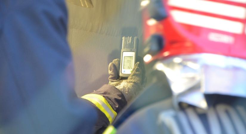 Autó akadt fenn, vészjelző kapcsolt be szombaton Debrecenben