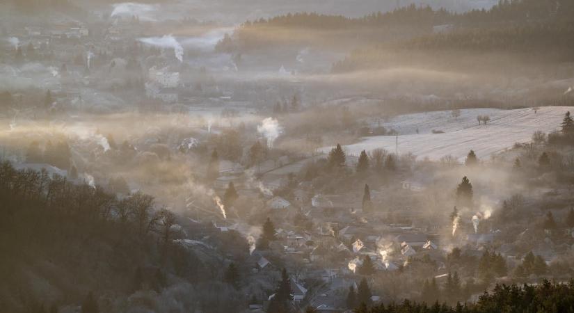Esős idővel búcsúzik a hétvége, hétfőre figyelmeztetést adtak ki a köd miatt