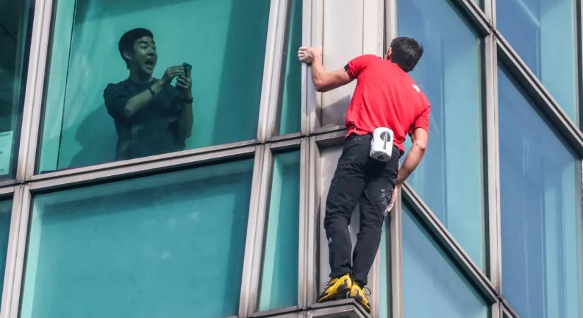 Egy hegymászó kötél és minden nélkül mászott meg egy 508 méteres felhőkarcolót