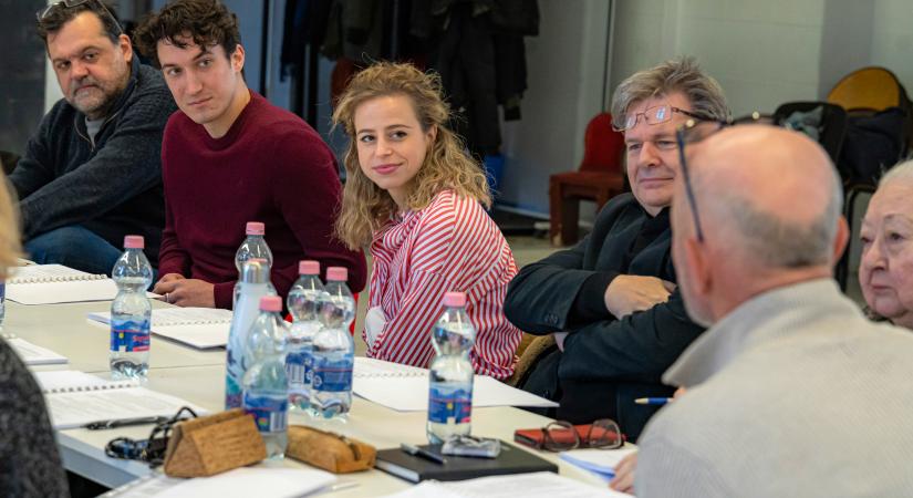 Csengetett, Mylord? – Molnár Piroskával és Gyabronka Józseffel készül az Orlai Produkció új darabja