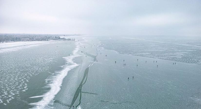 Vasárnaptól életveszélyes lehet a Balaton jegére menni