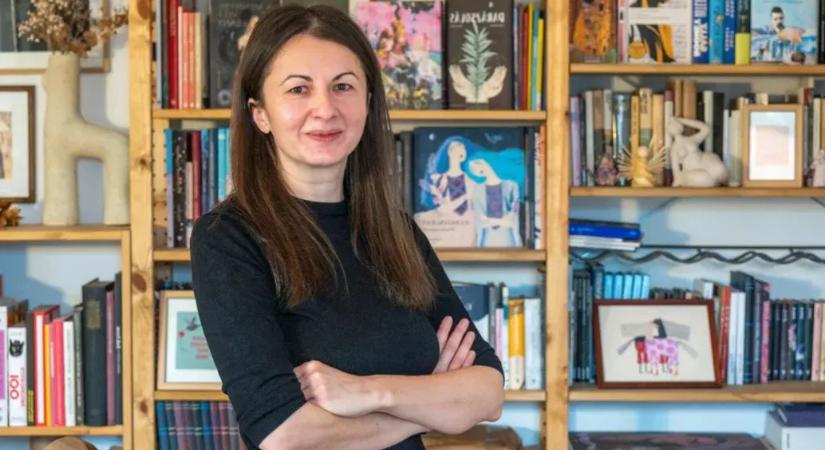 A székely balladák világából indult Kürti Andrea könyvillusztrátor, ma a női sorsok jelenéről beszél