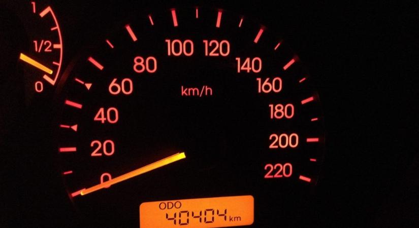 A külföldről behozott autóknál kétszer nagyobb az esély a visszatekert kilométerórára