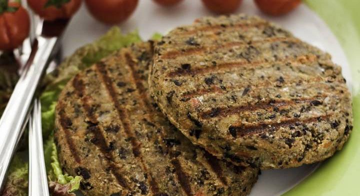 Ínycsiklandó feketebabos burger: fehérjében gazdag zöldségpogácsa